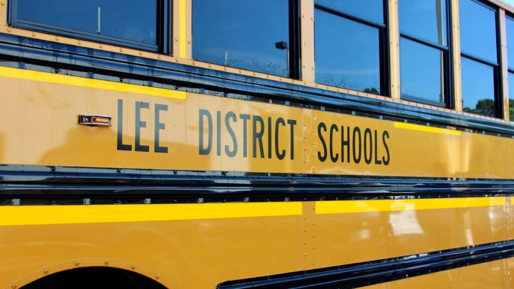 El Distrito Escolar del Suroeste de Florida recibe una donación para promover la educación