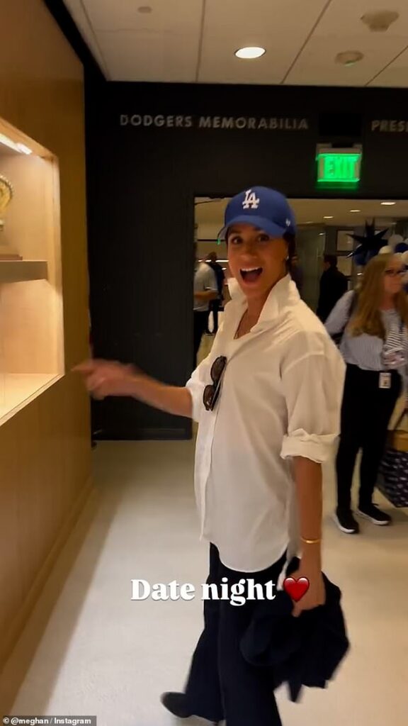 Meghan Markle publica toneladas de videos de ‘citas nocturnas’ en juegos de béisbol de la Serie Mundial, después de que el Príncipe Harry utiliza un podcast para discutir ‘preocupaciones de las redes sociales’