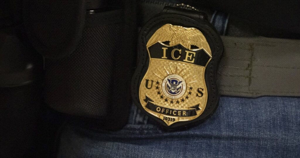 Los nuevos empleados de ICE luchan con las pruebas de aptitud física y la verificación de antecedentes