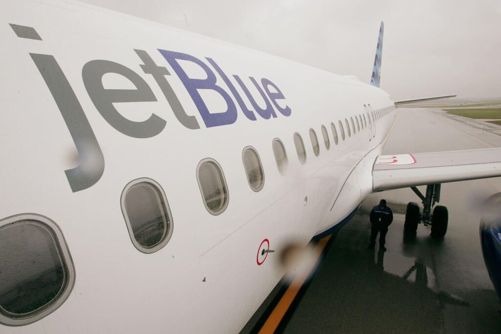 Avión de JetBlue realiza aterrizaje de emergencia en Florida, reportan heridos