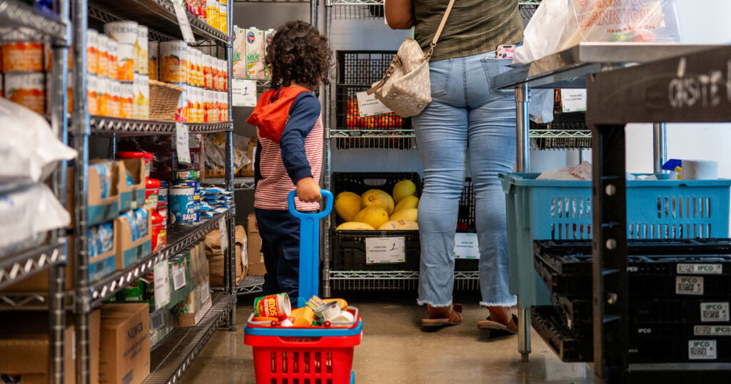 Los salarios de los controladores aéreos se han recortado, los beneficios del SNAP se han agotado y el cierre del gobierno ha sido un duro golpe.