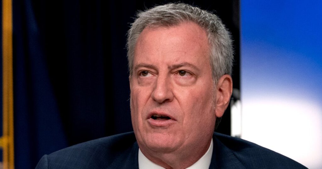 Un periódico elimina una entrevista con Bill de Blasio después de que el ex alcalde de Nueva York dijera que sus comentarios fueron “inventados”