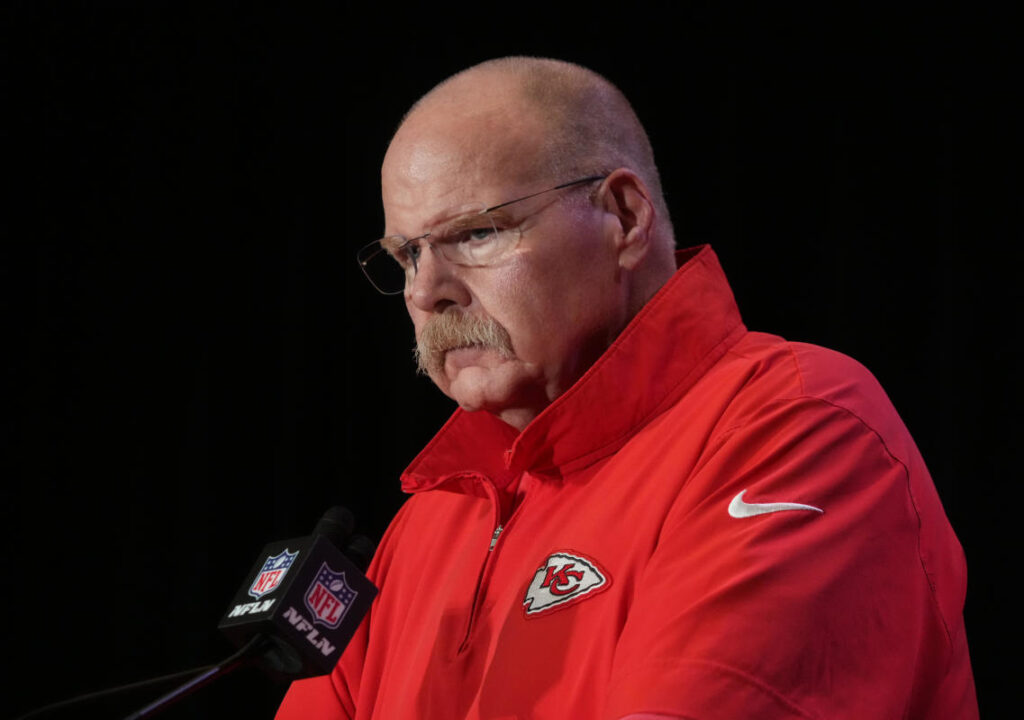 Andy Reid reacciona a las decisiones sobre la plantilla de los Chiefs antes del partido de los Commanders