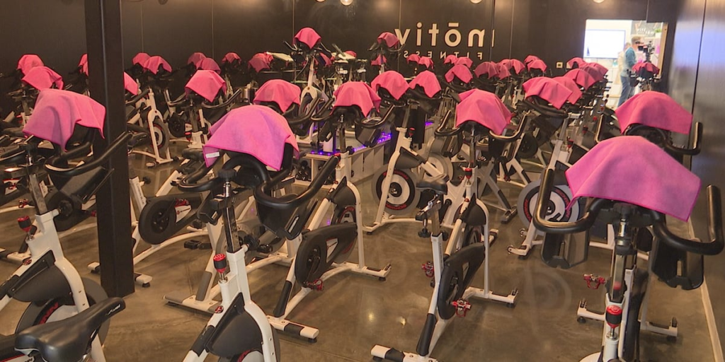 Sudar por una buena causa en el evento Pink Ride x Climb de Mōtiv Fitness