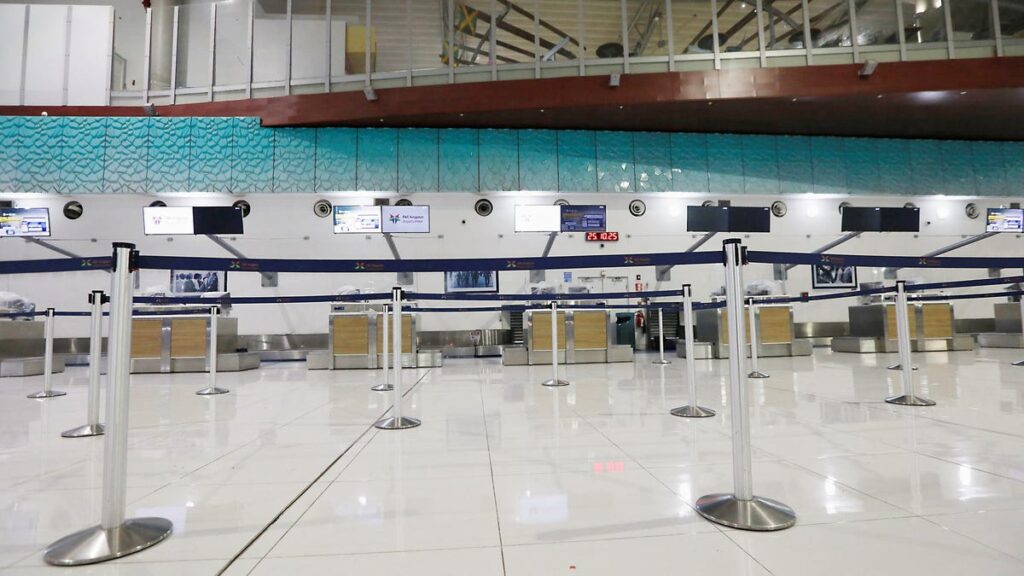 Viajeros varados en Jamaica tras el paso del huracán Melissa