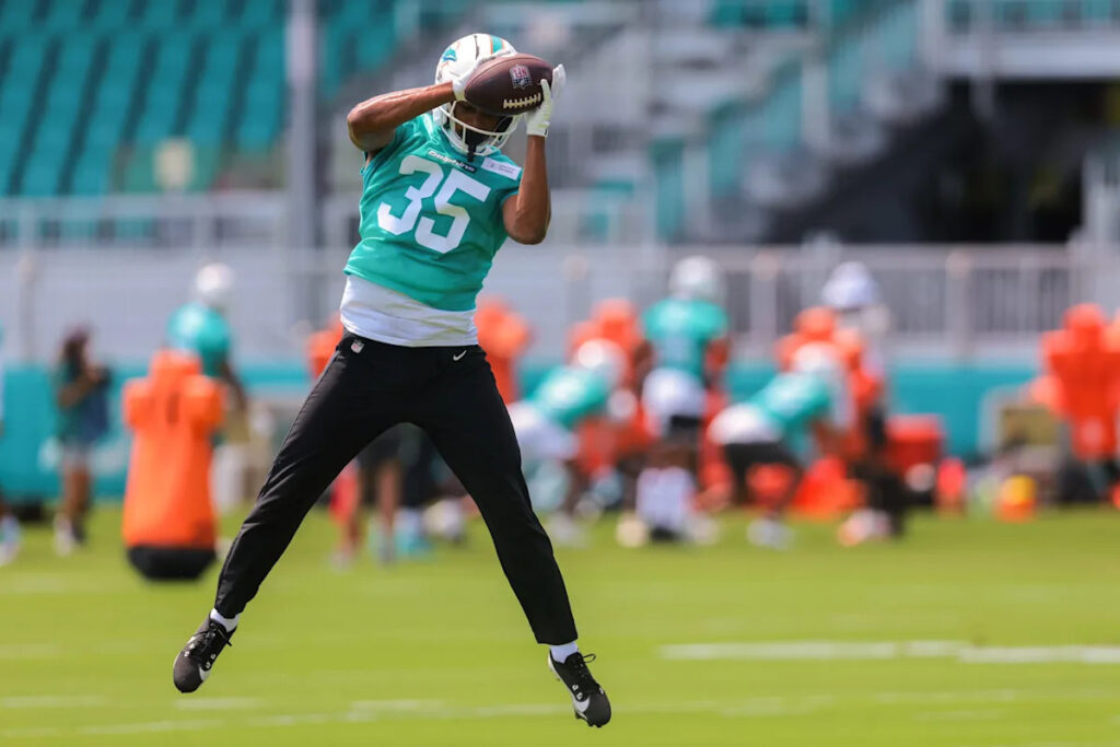 Se informa que los Patriots firman un nuevo profundo después de canjear a Kyle Dugger