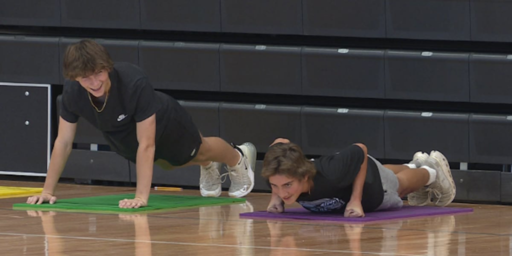 Mandan High School establece un plan de estudios de educación física para estudiantes de primer año basado en la prueba presidencial de aptitud física