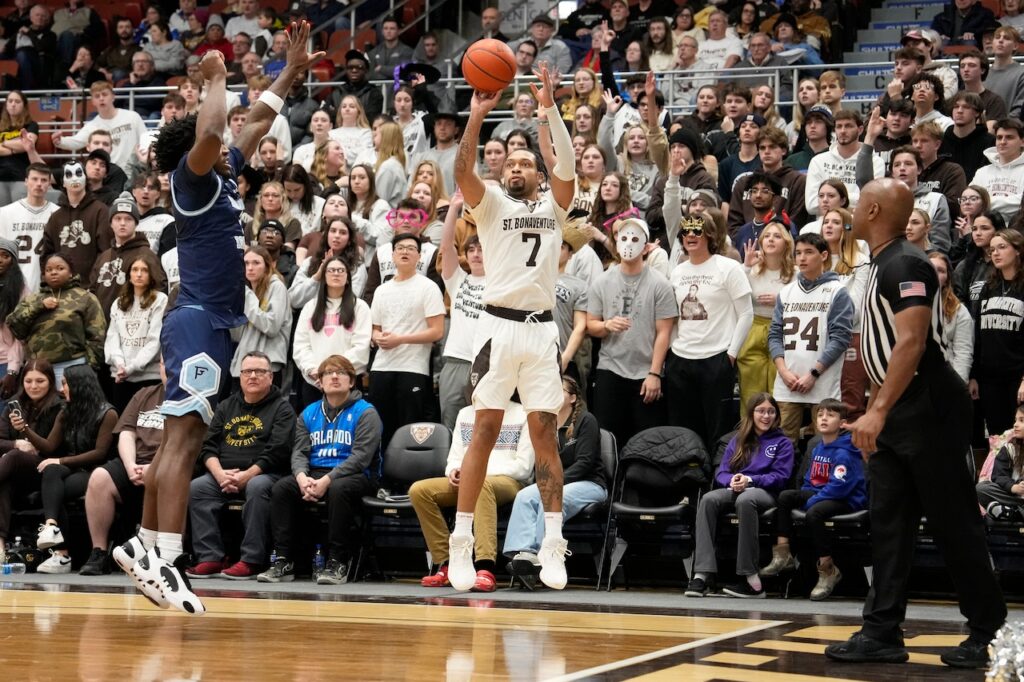 Charles Pride de Syracuse está en el campo de entrenamiento con Memphis Hustle de la G League.