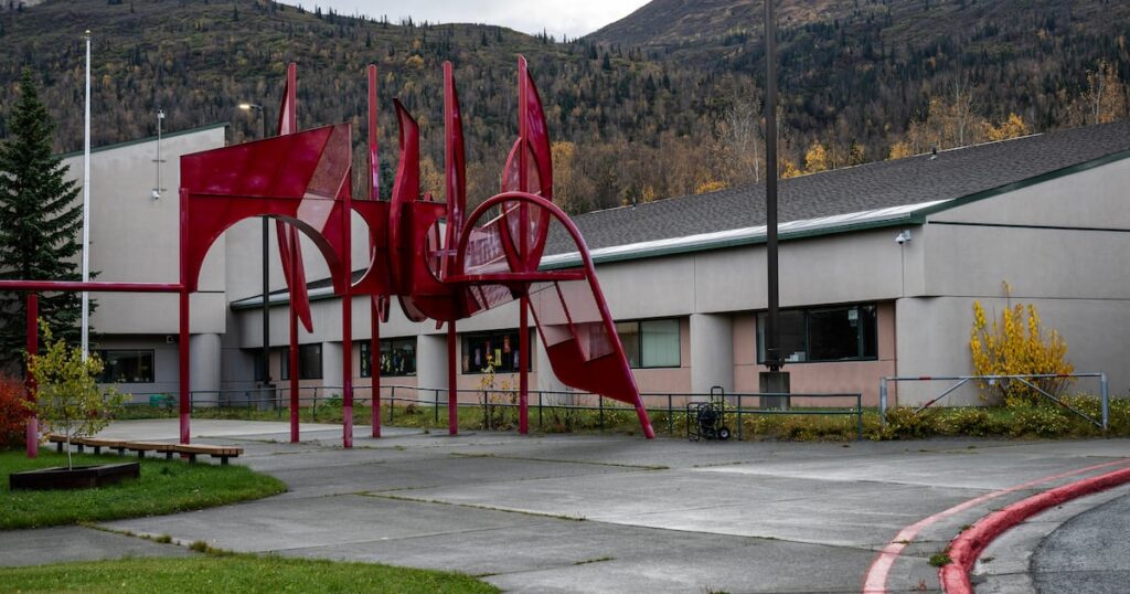 El Distrito Escolar de Anchorage celebra una reunión pública sobre los planes para cerrar dos escuelas primarias más