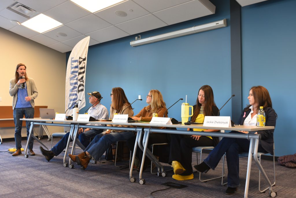 Los candidatos defienden los puestos en la Junta Escolar del Distrito Escolar de Summit en el debate electoral