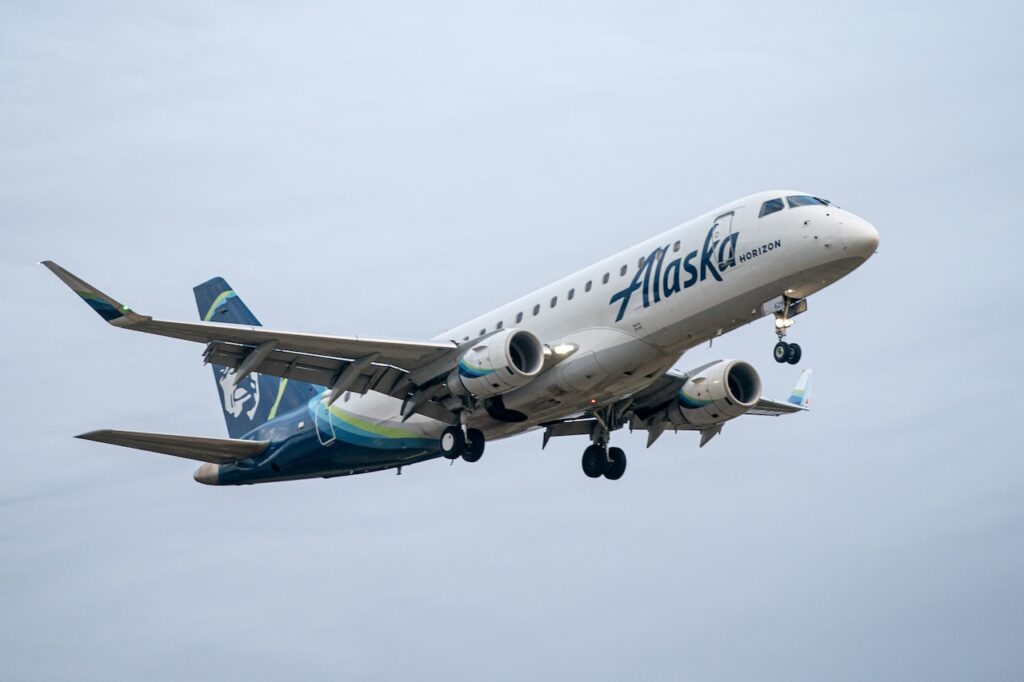 Alaska Airlines reanudó sus operaciones horas después de la interrupción técnica. Más de 200 vuelos cancelados