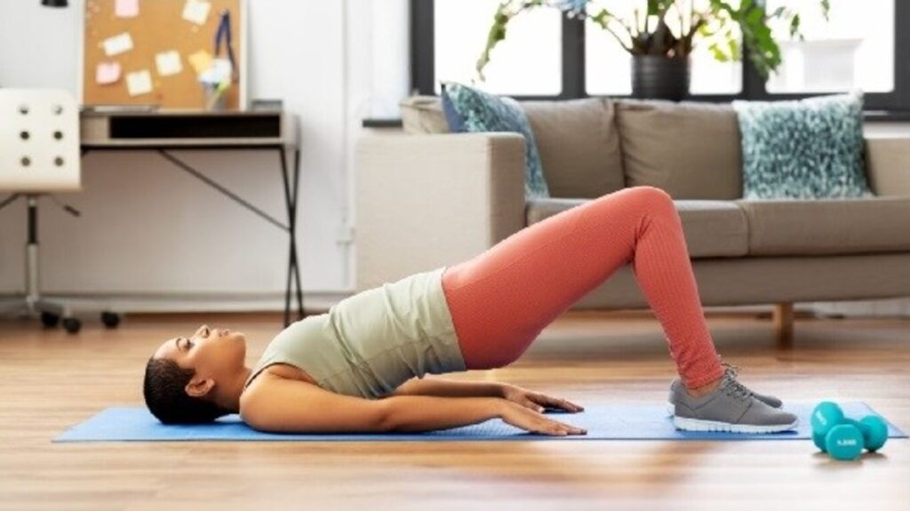 El preparador físico comparte simples ‘ejercicios de 5 segundos’ que toda mujer debería hacer todos los días para sentirse más sana y fuerte