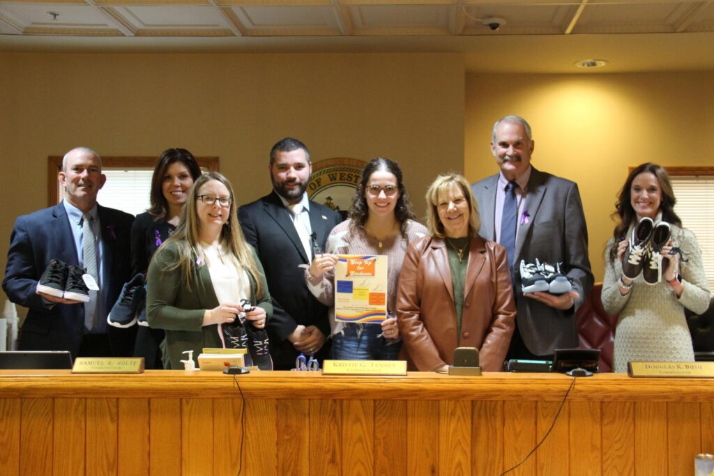 Estudiantes de enfermería de Wesleyan se asocian con la Junta de Educación del condado de Upshur para recolectar productos y zapatos de higiene