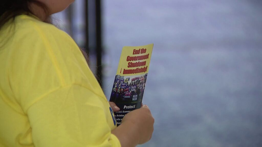 Los controladores de tráfico aéreo del Aeropuerto Internacional de Tampa pierden su primer cheque de pago debido al cierre, los viajeros esperan retrasos