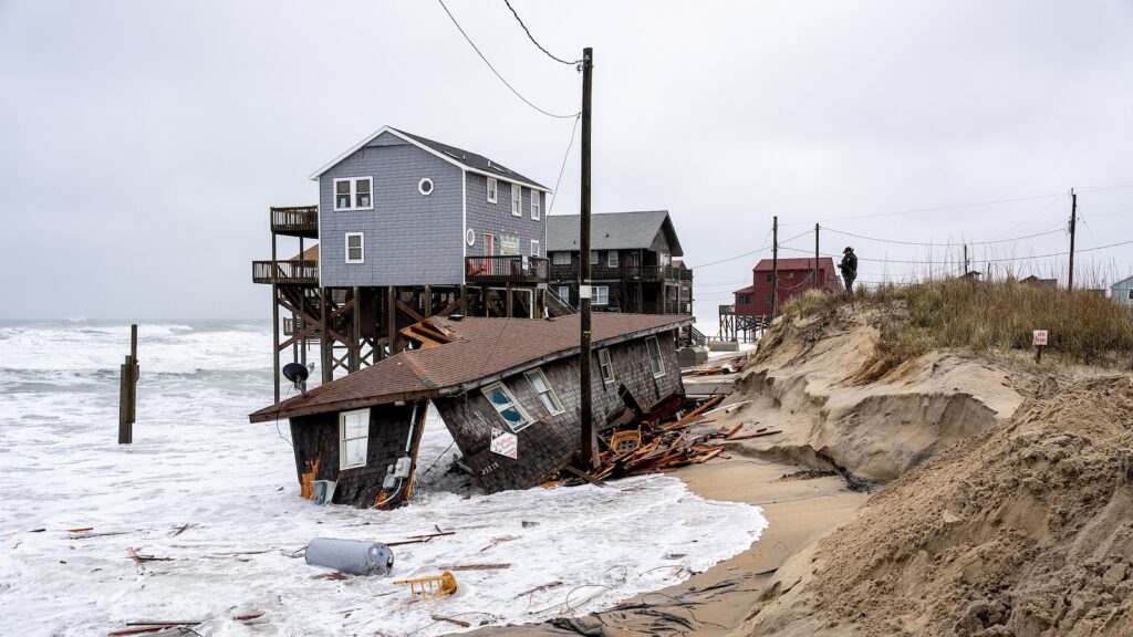 Cada vez más casas frente a la playa de Outer Banks caen al Océano Atlántico.