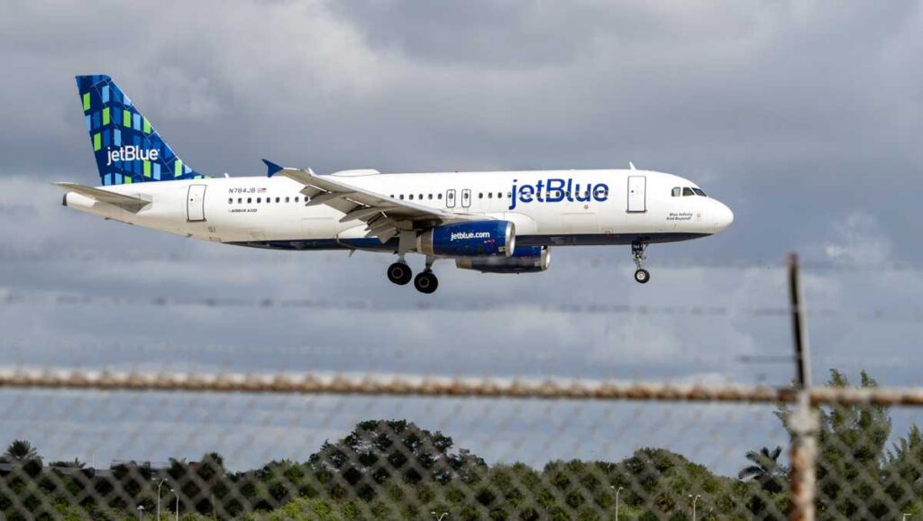 Pasajero de JetBlue hospitalizado tras aterrizaje de emergencia en Florida