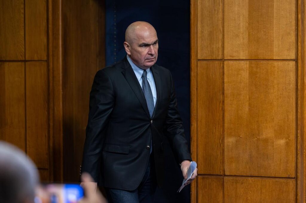 El primer ministro rumano, Ilie Borojan, pide al Partido Socialdemócrata que se una a la extrema derecha AUR en medio de tensiones en el gobierno de coalición
