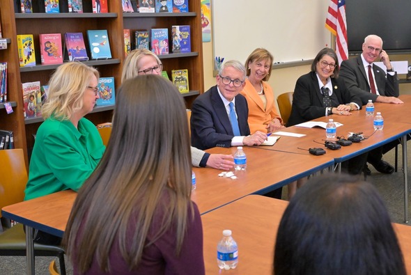 La gira de liderazgo en alfabetización del gobernador DeWine continúa en la escuela primaria Emerson en Lakewood