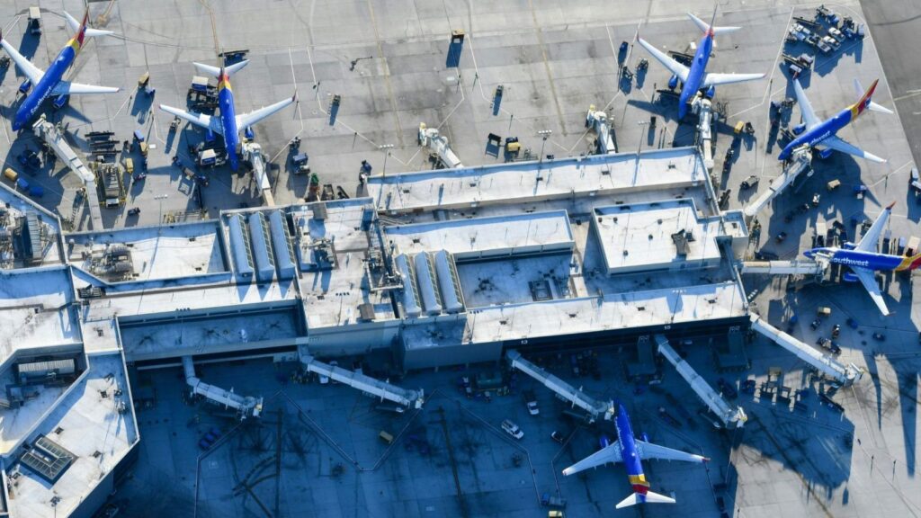 Los retrasos en los vuelos de EE. UU. aumentan a medida que el cierre del gobierno entra en su cuarta semana