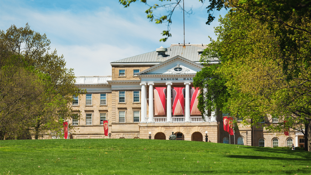 Vicedecano de la Universidad de Wisconsin-Madison tacha al presidente Trump de racista en una controvertida publicación en Facebook
