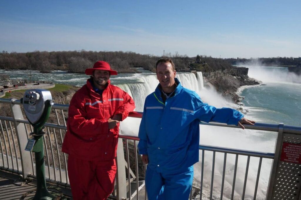 Peyton Manning se asocia con Josh Allen para ayudar a Buffalo a romper una maldición deportiva de un siglo en ‘Peyton’s Place’