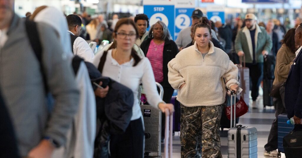 Los recortes de la FAA provocan miles de cancelaciones, retrasos y condiciones nefastas para los viajeros en los aeropuertos