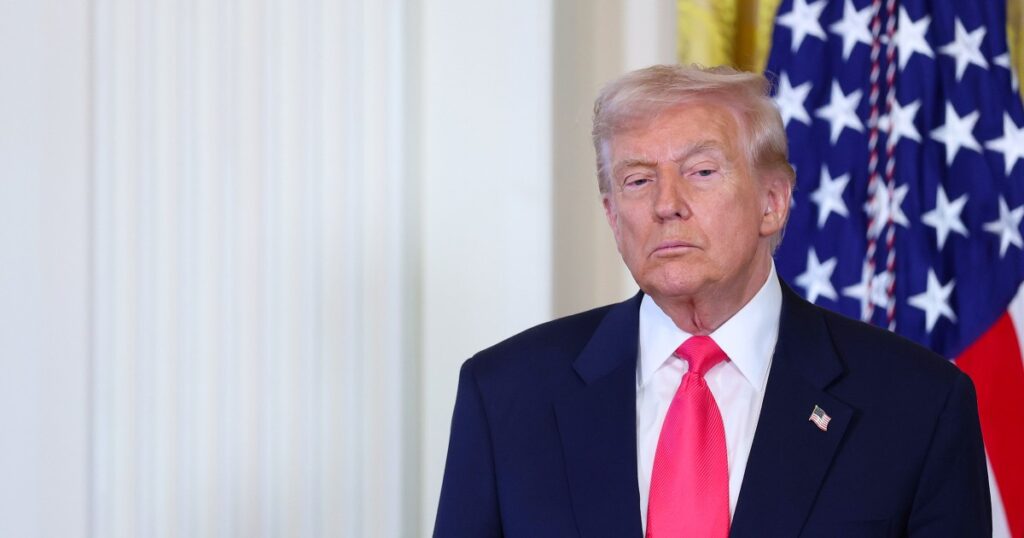 Trump le roba el calor a la base MAGA: desde el escritorio político