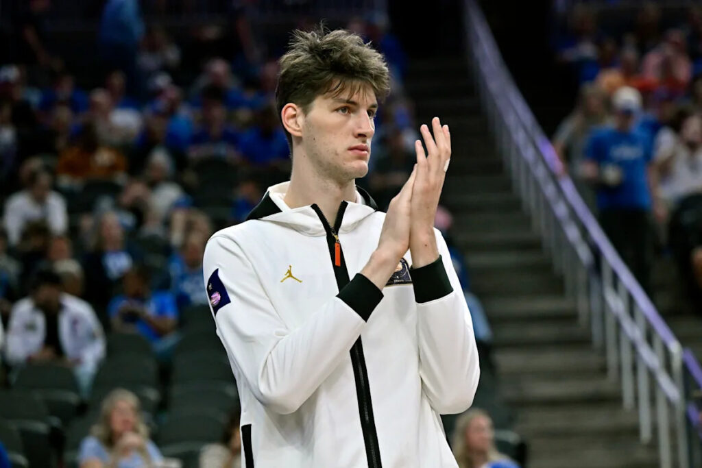 El pívot de Florida 7-9, Olivier Liu, establece el récord de la NCAA como jugador de baloncesto masculino más alto en la victoria sobre el norte de Florida
