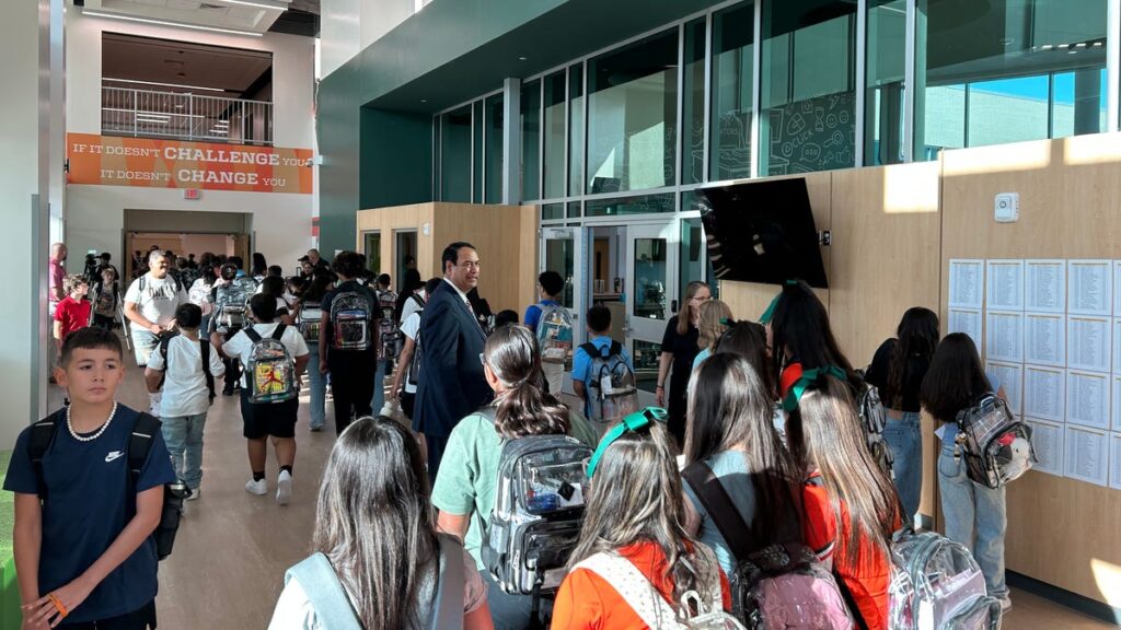 Vea cuánto gana un superintendente escolar de Corpus Christi