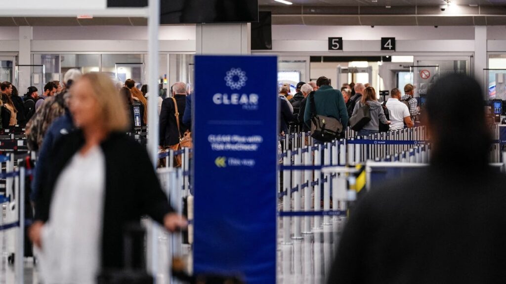 A medida que los cierres se prolongan, los aeropuertos estadounidenses enfrentan una reducción de vuelos. Actualizaciones en vivo.