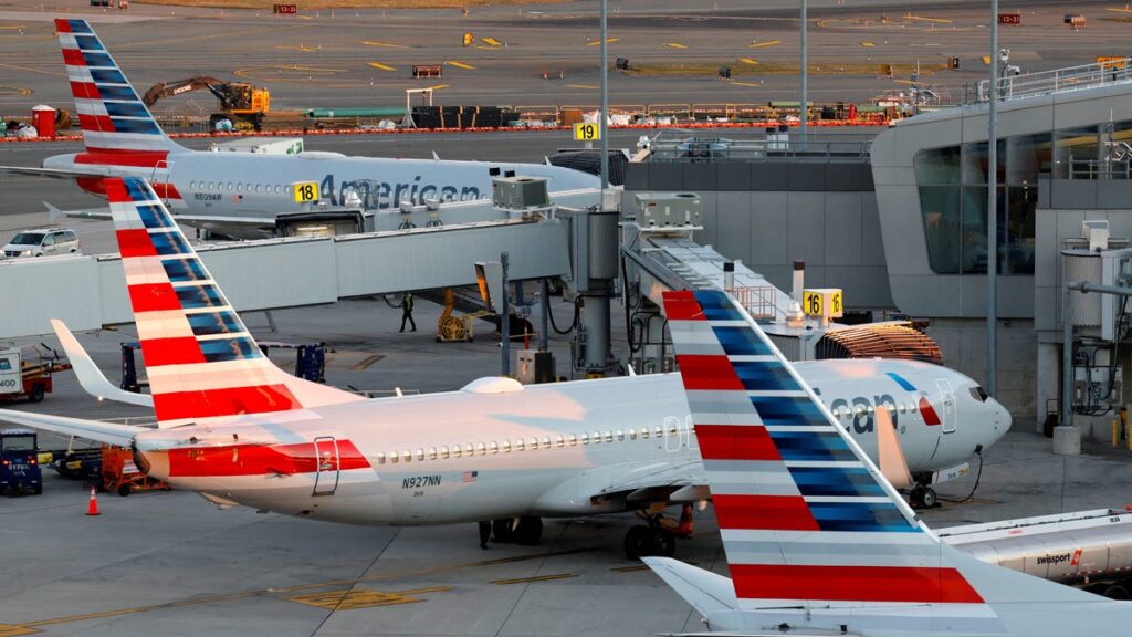 American Airlines cancela 220 vuelos diarios por suspensión de operaciones