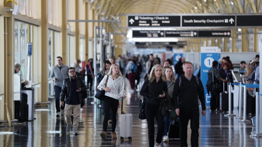 Actualizaciones de cancelación de vuelos de la FAA. Los viajeros entran en pánico ante la amenaza de despidos.
