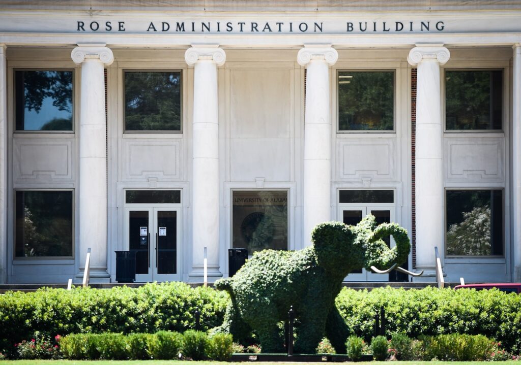 LSU contrata vicepresidente y rector de la Universidad de Alabama