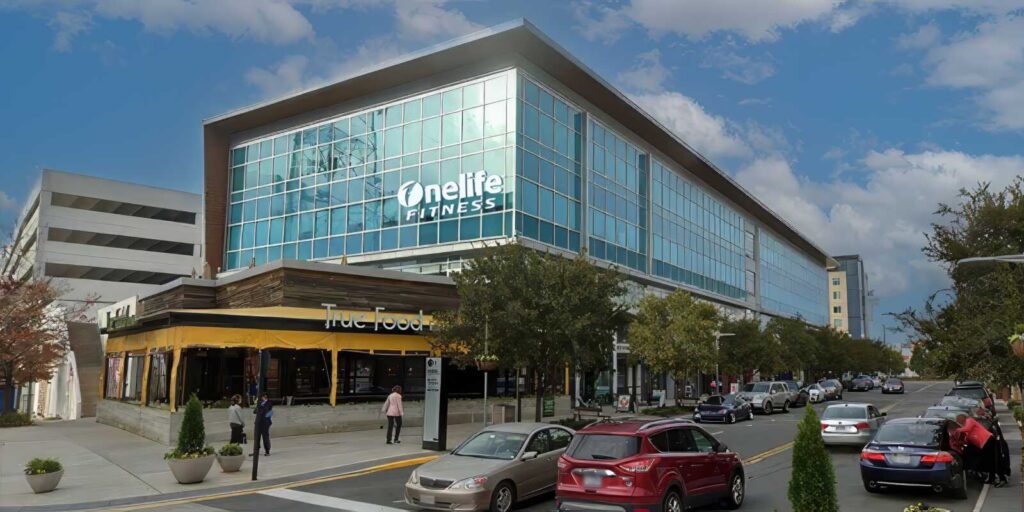 One Life Fitness abre un gimnasio en un espacio de oficinas vacío en Mosaic District