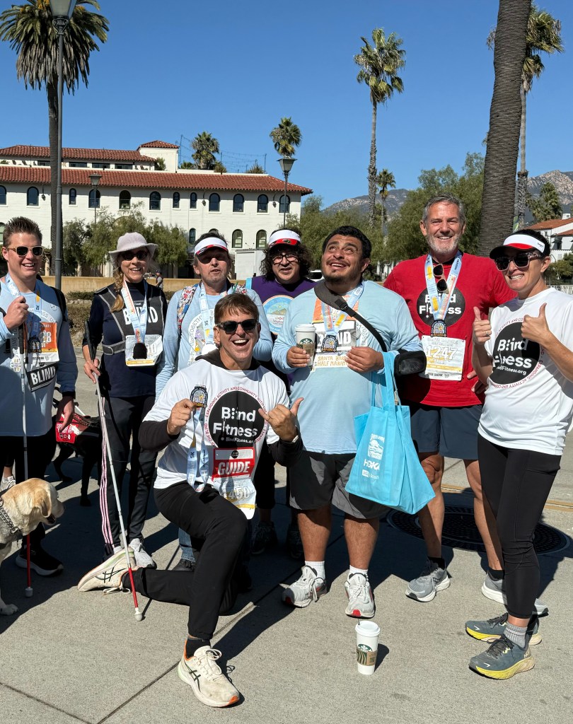 Blind Fitness reúne a más de una docena de atletas con discapacidad visual y baja visión al Medio Maratón de Santa Bárbara