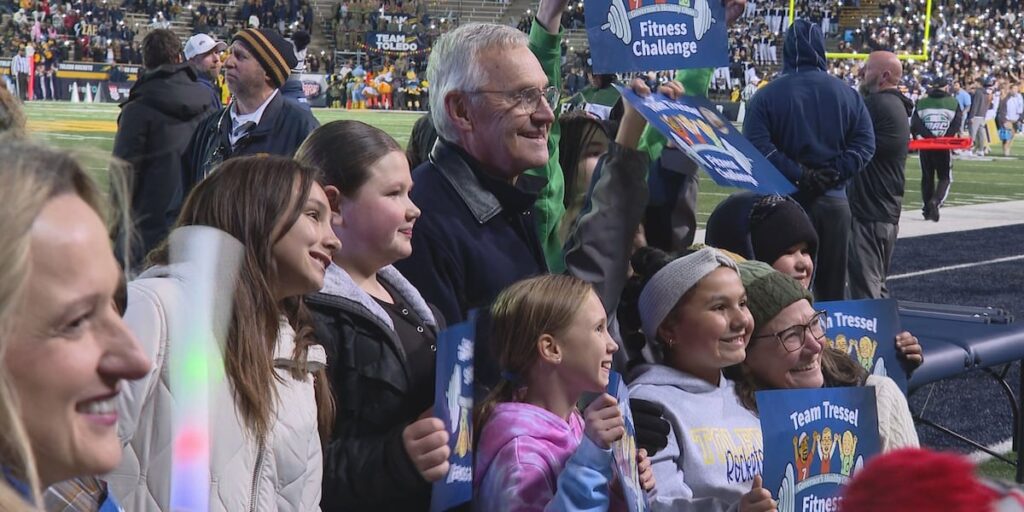 El vicegobernador de Ohio celebra a los participantes del Team Tressel Fitness Challenge en el Glass Bowl