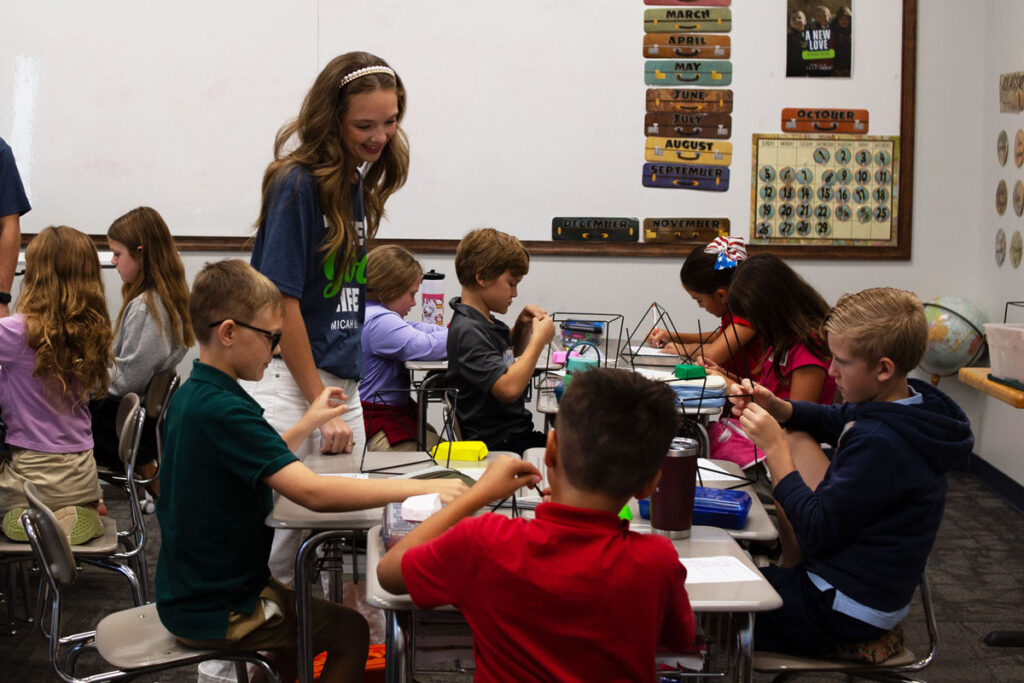 Estudiantes de educación realizan jornada de enriquecimiento escolar en escuelas locales