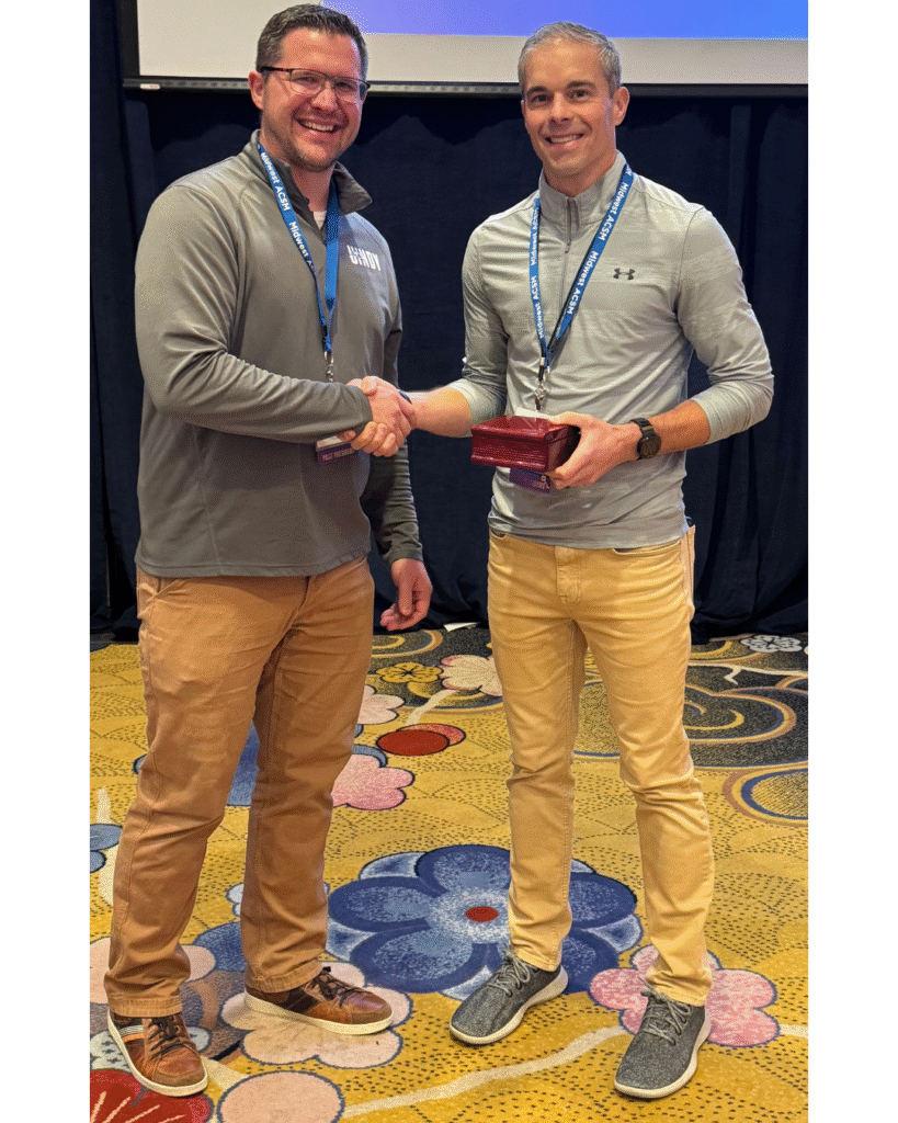 El Dr. Trent Cayot recibe el premio de la Sociedad Estadounidense de Medicina Deportiva del Medio Oeste