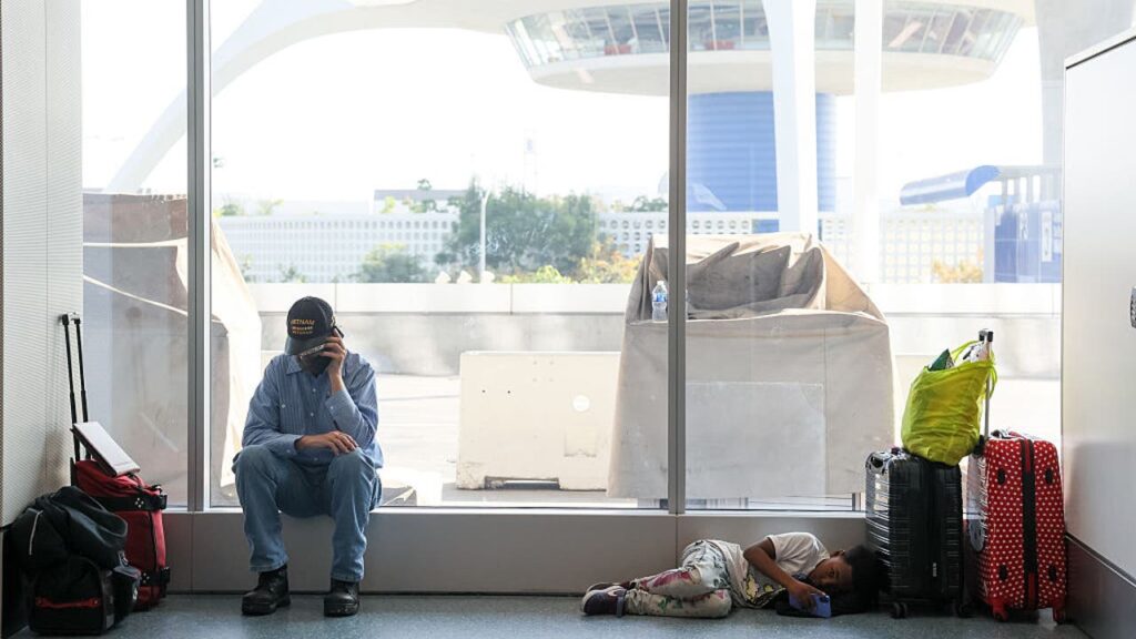 La FAA reduce los vuelos durante los cierres: qué hacer si su vuelo se retrasa o cancela