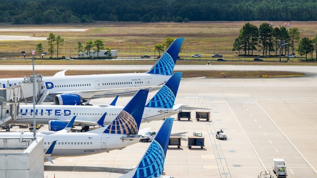 Lo que los viajeros deben esperar en los aeropuertos mientras la FAA recorta vuelos en todo el país