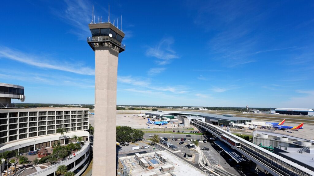 Por qué las interrupciones en los vuelos pueden persistir incluso después de la suspensión del vuelo: NPR