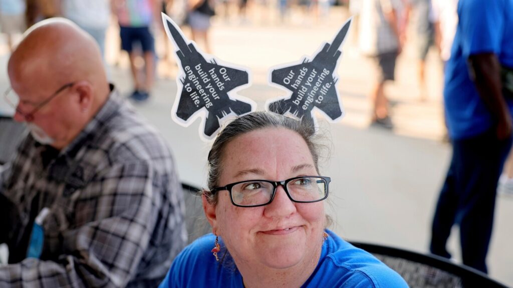 Los trabajadores de defensa de Boeing aprueban un nuevo contrato y ponen fin a una huelga de tres meses