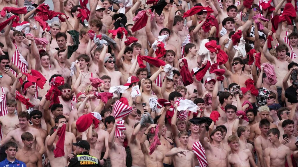 Cómo un músico se convirtió en una estrella del fútbol universitario los sábados